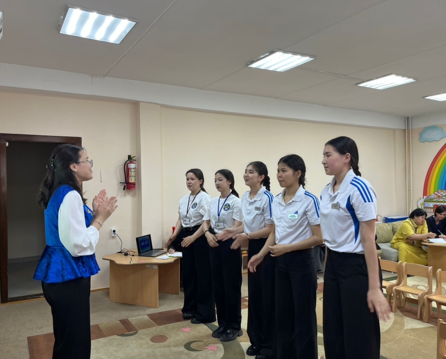 Таңертеңгілік шеңбер білім алушылардың өзара құрмет пен мейірімділік сезімін дамытуға көмектеседі.